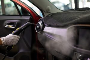 ¿Cómo puedo mantener los interiores de mi coche limpios y en buen estado?